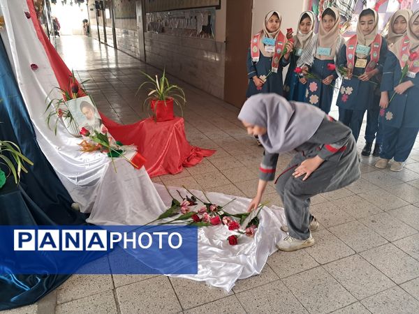 دانش‌آموزان مدرسه سمیه به استقبال دهه فجر رفتند
