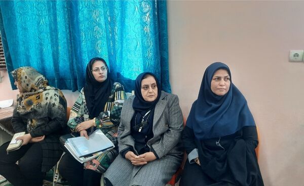 نشست صمیمی انجمن و اولیا پایه هفتم در دبیرستان فرهنگیان ناحیه۷ مشهد