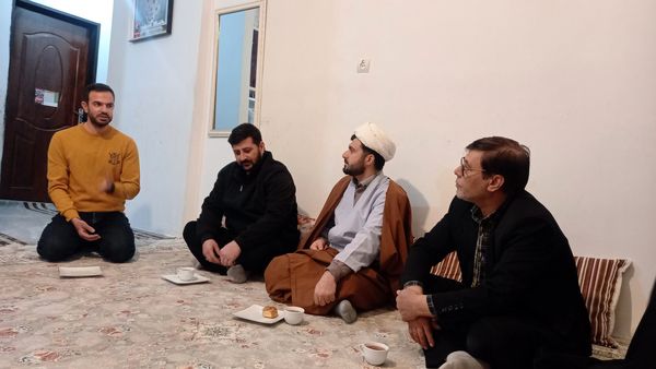 دیدار امام جماعت مسجد پنج تن آل عبا با خانواده مدافع حرم «مصطفی علیزاده»