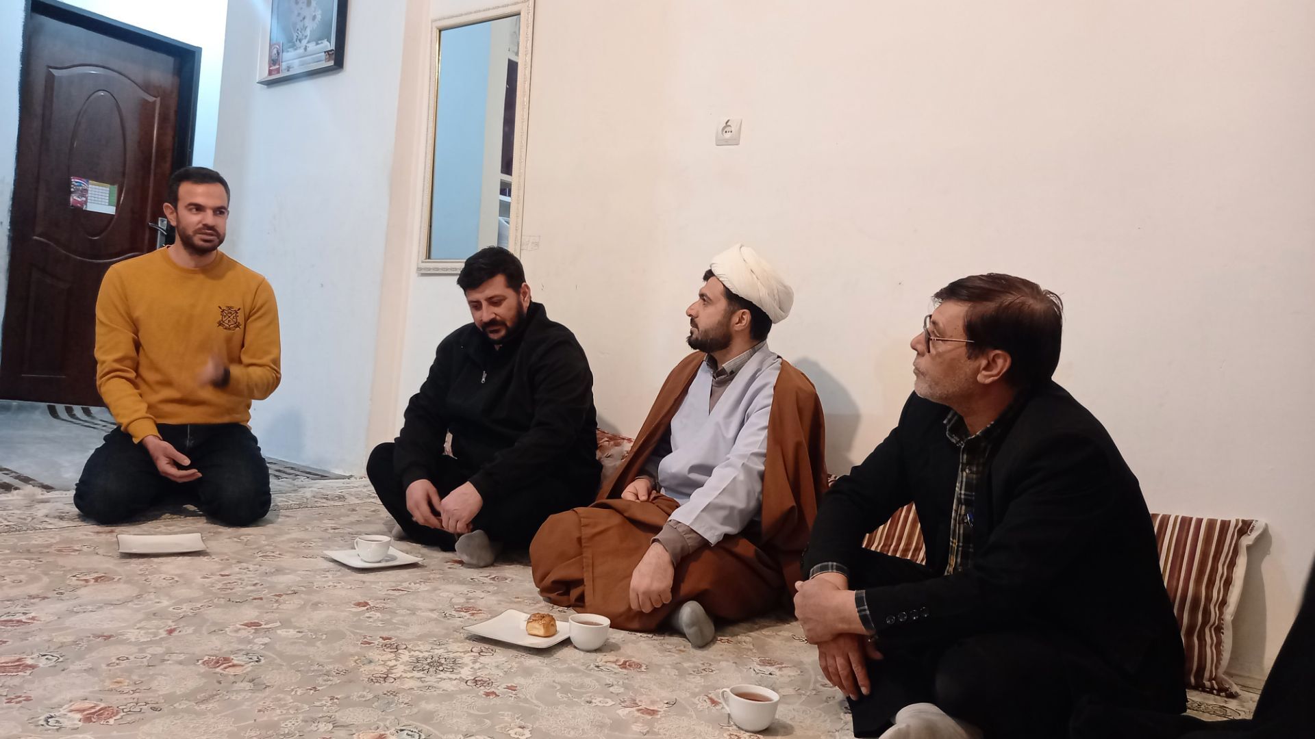 دیدار امام جماعت مسجد پنج تن آل عبا با خانواده مدافع حرم «مصطفی علیزاده»