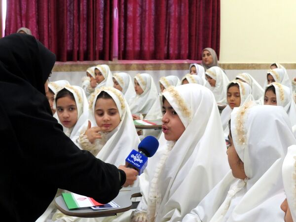 نواختن زنگ جشن نیکوکاری در دبستان امام خمینی(ره) بجنورد