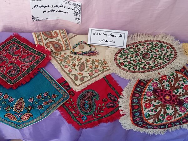 نمایشگاه آثار هنری معلمان دبیرستان جفایی در هفته معلم