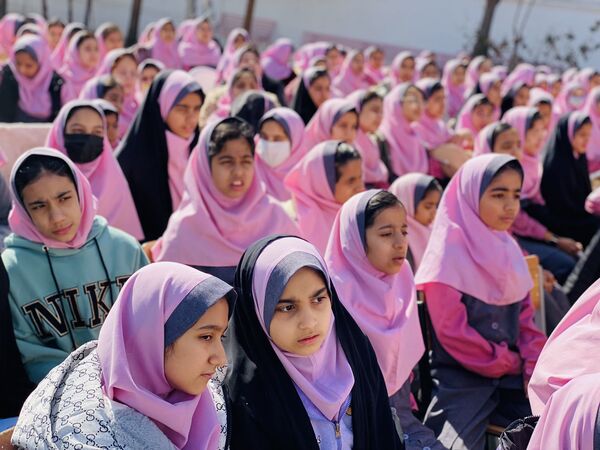 نواختن زنگ جشن نیکوکاری در دبستان زینب قهرمانی مه ولات