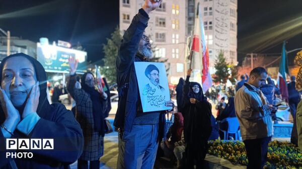 تجمع جوانان‌‌و‌نوجوانان‌در‌بیعت با رهبر انقلاب در نیشابور