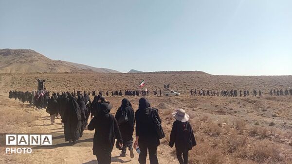 کاروان پیاده روی مردم روستای خاوه و جاماندگان کربلا در روز اربعین حسینی به سمت کربلای ایران 