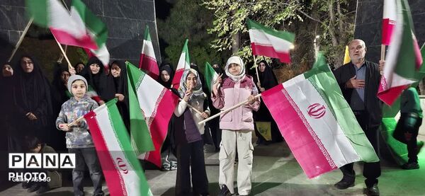 مرزنشینان ایستاده اند مانند زاگرس