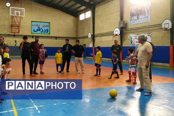 پدر و پسر در میدان ورزش؛ شور و نشاط ورزشی در مدرسه علامه طباطبایی پیشوا