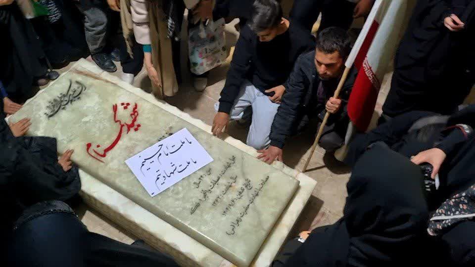 هم‌نشینی آرام کنار مزار شهید گمنام