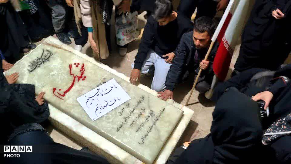 هم‌نشینی آرام کنار مزار شهید گمنام