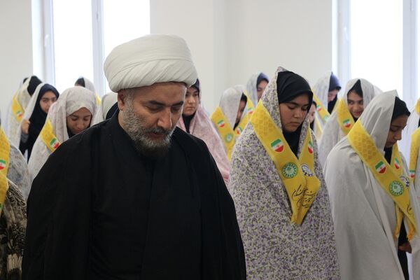 اقامه نماز جماعت در اردوی طرح تمشک در اردبیل