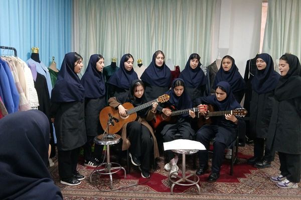 نمایشگاه دست‌سازه‌های خلاق در هنرستان تقوی‌پیشگان بهارستان۲