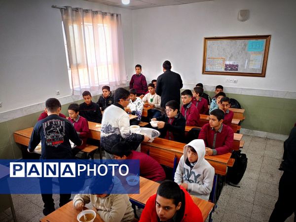 پخش غذای نذری بین دانش آموزان دبیرستان میثاق 