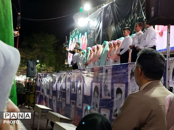 تجمع فرهنگیان و دانش‌آموزان همدان در میدان امام خمینی (ره) به مناسبت هفته معلم