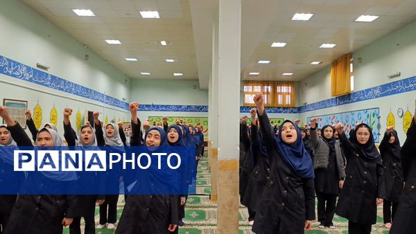 همخوانی سرود «ایرانمون» در دبیرستان حضرت معصومه (س) ناحیه 4 کرج 