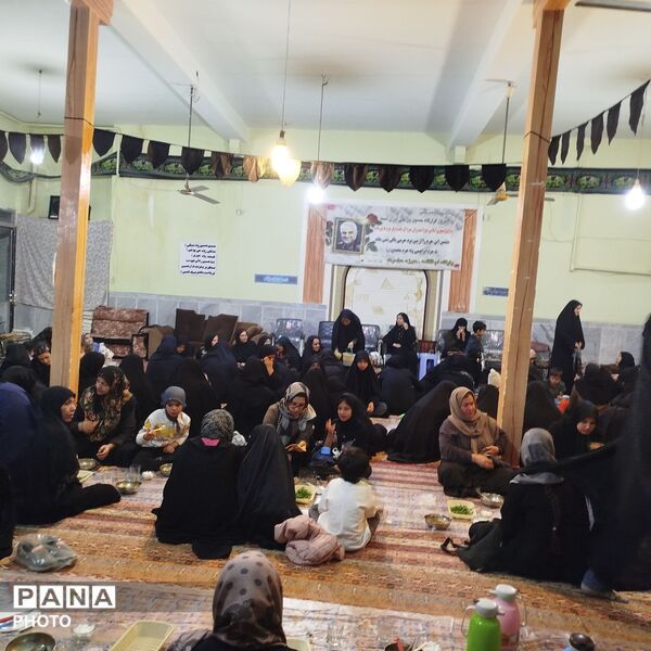 اقامه نماز جماعت همراه با افطاری در مسجد ابوالفضلی نیشابور 