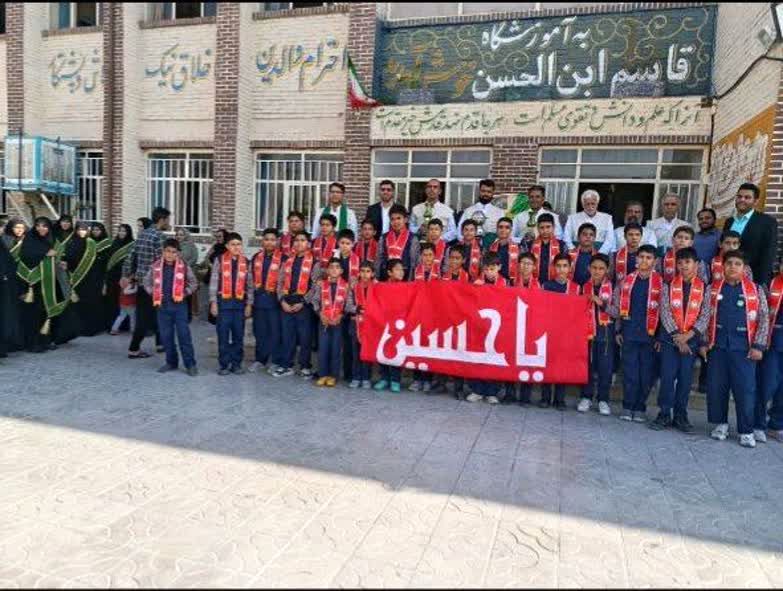 در میان هیاهوی کودکانه، صدای «یا حسین» بر پارچه‌ای سرخ، در فضا پیچید