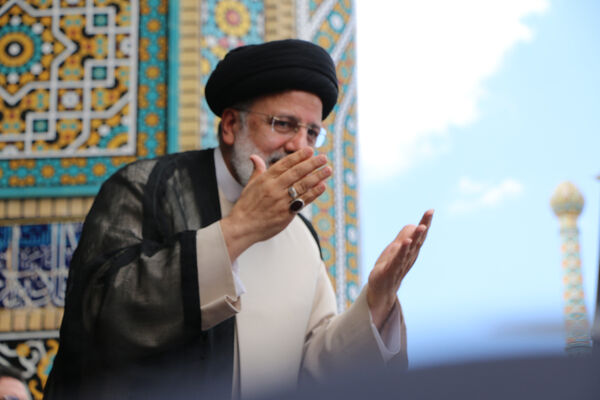 حضور پرشور نوجوانان قمی در آیین استقبال از رئیس جمهوری 