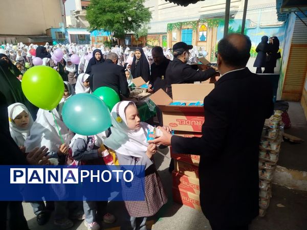 حضور خادمین  آستان قدس رضوی در دبستان ۲۲ بهمن ناحیه ۵ مشهد