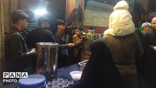 گذری بر فعالیت موکب حوزه علمیه گلشن در بیست و دومین شب از اجتماعات مردمی 