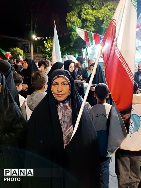 حضوری شبانه با پرچم پرافتخار ایران