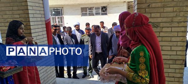 نواختن زنگ مهر و ایثار و ادای احترام به یادمان شهدا در بندر لنگه 