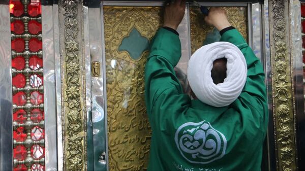 آیین غباروبی و عطرافشانی ضریح مطهر آستان مقدس امامزاده بی‌بی سکینه