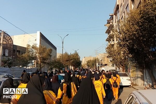 پیاده‌روی خانوادگی در شهر قدس