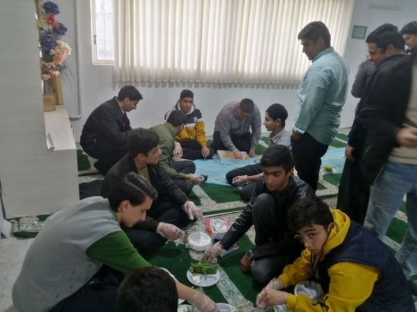آماده‌سازی غذای افطاری با کمک دانش‌آموزان دبیرستان نمونه آیت‌الله خامنه‌ای 