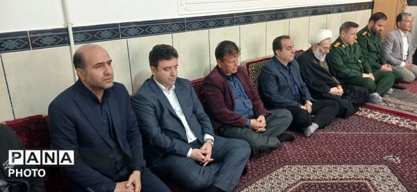 دلجویی دختران دانش‌آموز از خانواده شهدای جنگ رمضان در دهه کرامت 