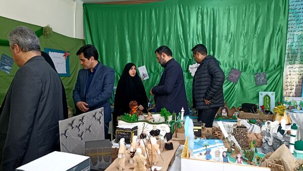 برگزاری نمایشگاه باقرآن تا آسمان در دبیرستان دخترانه امام حسین(ع)