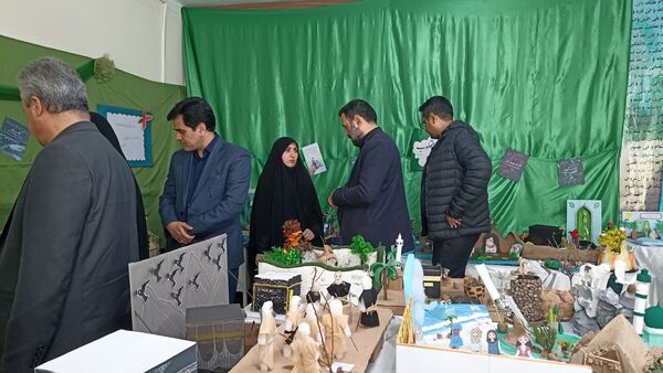 برگزاری نمایشگاه باقرآن تا آسمان در دبیرستان دخترانه امام حسین(ع)