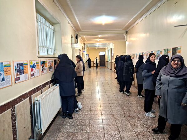 نمایشگاه سیار مدرسه‌ای با عنوان پیشگیری از اعتیاد 