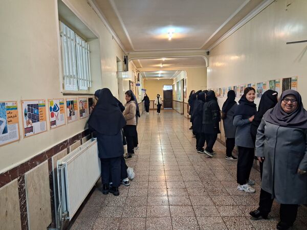 نمایشگاه سیار مدرسه‌ای با عنوان پیشگیری از اعتیاد 