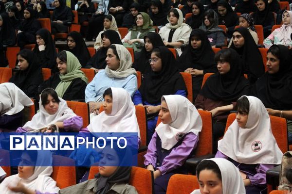 تقدیر از برگزیدگان جشنواره فرهنگی و هنری فردا در ساری 