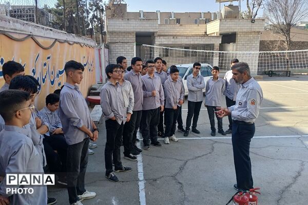 آموزش اطفا حریق در دبیرستان تیزهوشان شهید بهشتی ناحیه دو شهرری 