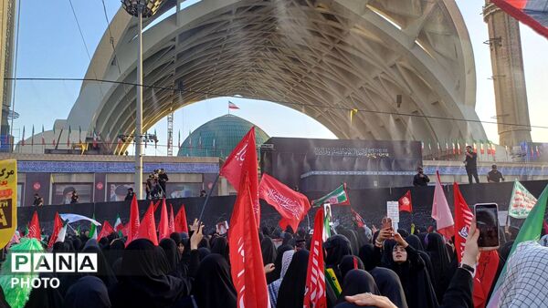 وداع با رهبر شهید انقلاب اسلامی امام خامنه‌ای و خانواده شهید  ایشان در مصلی امام خمینی(ره) 