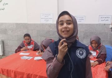 دانش‌آموزان دبستان معلم، رای خود در انتخابات شورای دانش آموزی را به صندوق انداختند