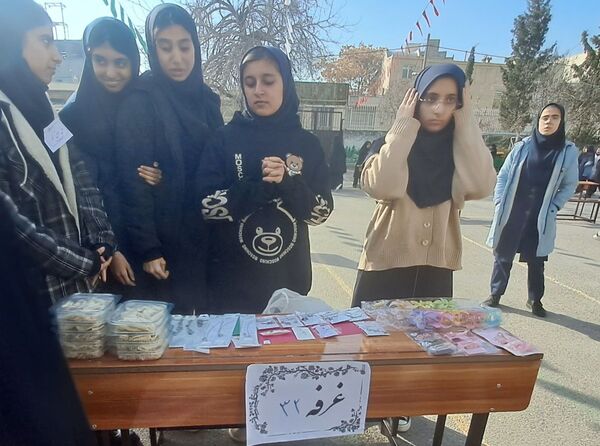 بازارچه کارآفرینی دانش آموزان در مدرسه انیس خوش قدم 
