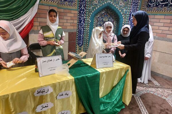 پیش‌اجلاسیه نماز در مدارس فیروزکوه با تجلیل از فعالان دینی