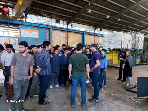 بازدید دانش‌آموزان هنرستان ثامن الائمه قم از کارخانه فریدولین