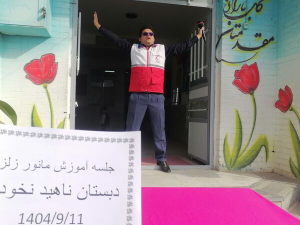 آموزش نحوه پناهگیری وآمادگی برای  مانور زلزله