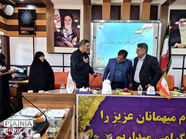 معلمان نمونه در قاب افتخار آموزش و پرورش منطقه ۵