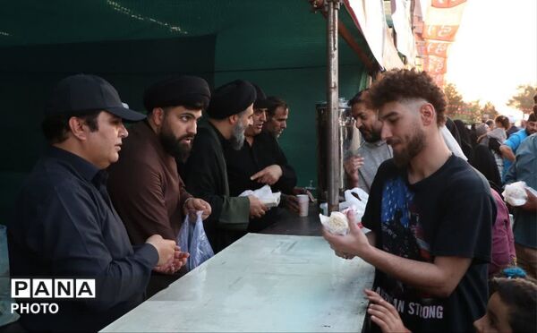 همدلی مسئولان و خادمان در خدمت به زائران رهبر شهید
