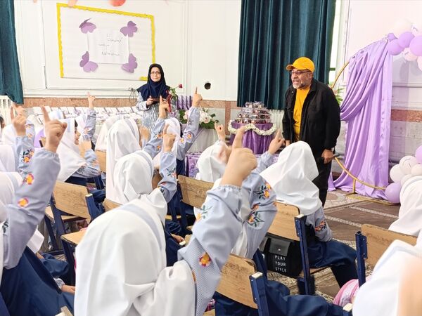 رنگین‌کمان شادی و علم در جشن شکوفه‌های کلاس اولی یزدانی