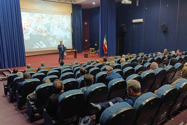 نشست مجمع عمومی انجمن اولیا و مربیان در دبیرستان نمونه دولتی ۹ دی