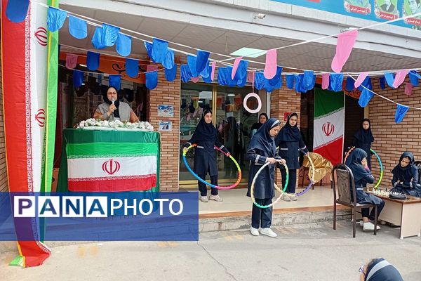  مراسم به مناسبت ۲۲ بهمن ماه در مدرسه شهید زهره‌وند، شهرستان قرچک