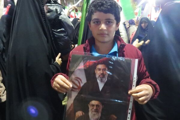 چهل روز از شهادت رهبرمان گذشت اما مردممان همچنان در میدانند