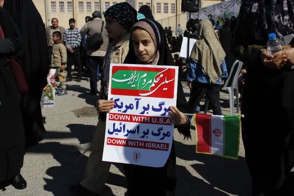 حضور پرشور دانش‌آموزان گچساران در راهپیمایی ۲۲ بهمن