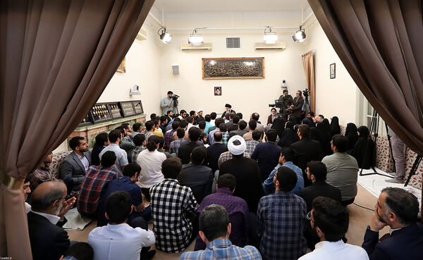 دیدار جمعی از مدال‌آوران المپیادهای دانش‌آموزی و دانشجویی با مقام معظم رهبری