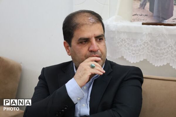 دیدار مسئولین با خانواده ی شهیده فاطمه موحدان